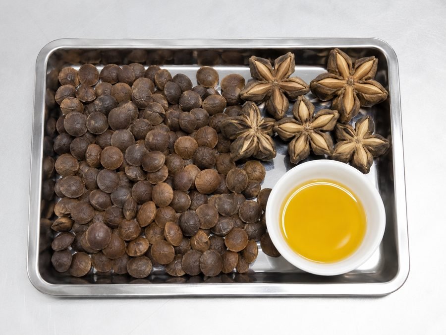 Semillas de sacha inchi, cápsulas estrelladas y aceite de sacha inchi en bandeja de exportación